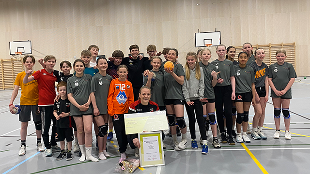 Lene Stenseth fra klubben SIF/Hessa ble kåret til Årets Barnehåndballtrener i Region Nord. Her sammen med laget sitt. årets bhåndballtrener 2 640x360.png