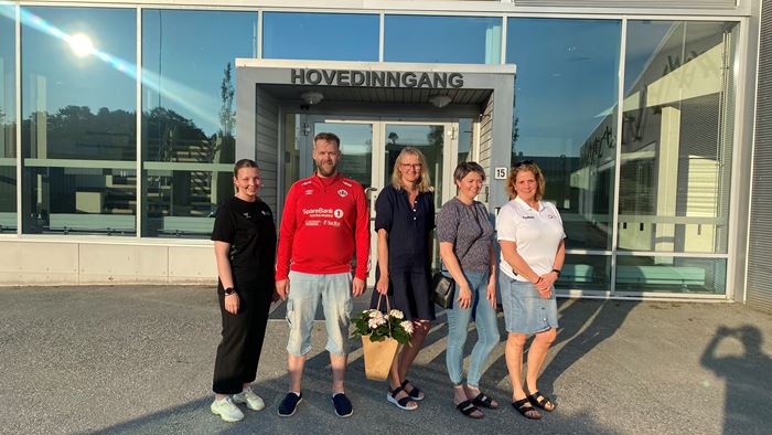 Fra ventstre: Martine Dahl Larsgård (klubbrådgiver), Mats Langtinn (leder i håndballstyret), Randi Stormyr (nestleder i håndballstyret), Trine Ulfsnes (sekretær i håndballstyret) og Berit Kvåle (soneleder). IMG_8817.jpeg