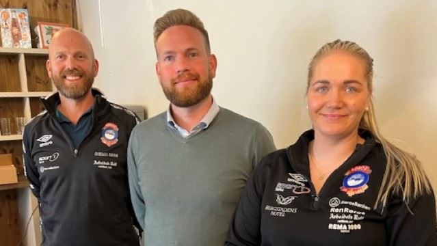 Vidar Grind fra Idrettsrådet på Røros, Ordfører Isak Veierud Busch og Helene Marie Grov fra Røros IL 2024 Røros, anleggsleie.jpeg