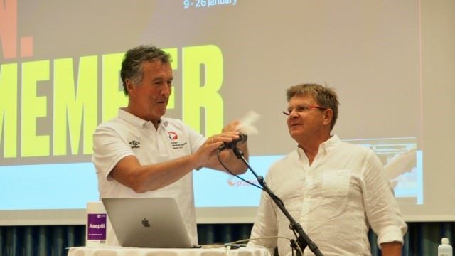 Tydelig tegn på annerledes ting: Hånballregionens Arild Stav tar en omgang med antibac både på mikrofon og tastatur før håndballpresident Kåre Geir Lio slipper til. (FOTOS: Tore Sæther) korona-vask.jpeg