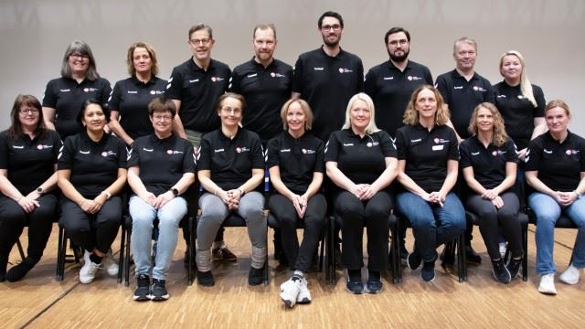 Bak, fra venstre: Marit Hegseth, Berit Kvåle, Tore Andreas Østerlie, Svein Idar Hansen, Sindre Sørhaug, Simen Lian Kleiving, Einar Nordhus, Erika Gråbak Langland. Foran, fra venstre: Berit Berget, Karin Tønder, Astrid Rotmo, Toril Evjen, Lisa, Johansen, Merete Viddal, Kjersti Hasfjord, Veronica Jakobsen, Lill-Sonja Eilertsen Gruppebilde - sonekontaktene.jpeg