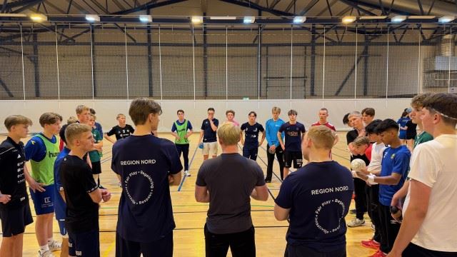 Felles prat for guttene før håndballøkt Felles prat for guttene før håndballøkt