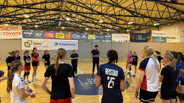 Felles prat for jentene før håndballøkt Felles prat for jentene før håndballøkt