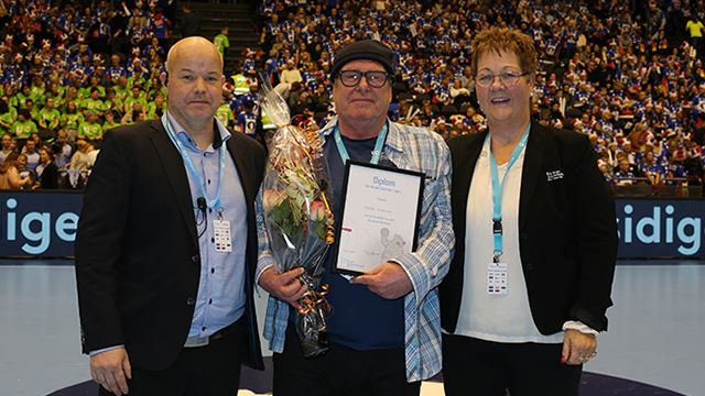 Stefan Einarsson sammen med Arne Storstrøm og Karin Hansen. Foto: Svein André Svendsen 030119_Stefan_Einarsson_Hedersmerke.jpg