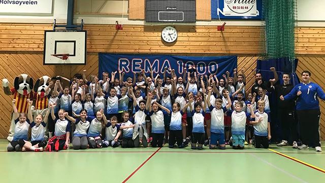 Rolvsøy hadde fullt hus under årets REMA 1000 Håndballskole. Rema100_Rolvsøy_640.jpg