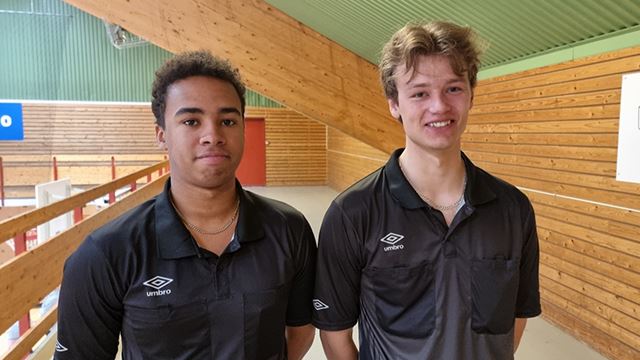 Adrian Baptiste Bache/Olav Bredesen Nilsen (Fjellhammer), dømte finalen i G15 mellom Nordstrand og Askim/Skiptvet. Dommerutvikler: Thomas Usler (Runar Skagseth var stedfortreder i finalen) Adrian Baptiste Bache/Olav Bredesen Nilsen (Fjellhammer), dømte finalen i G15 mellom Nordstrand og Askim/Skiptvet. Dommerutvikler: Thomas Usler (Runar Skagseth var stedfortreder i finalen)