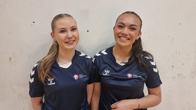 Mia Elise Enberg-Andresen/Sofia Brianna Cawaling Skovdahl (Langhus), dømte finalen i G13 mellom Kolbotn og Haslum. Dommerutvikler: Runar Skagseth