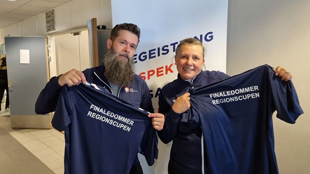 Pia Helen Kristensen Moe/Knut Eindride Kristensen Moe (Linderud), dømte finalen i J16 mellom Sarpsborg og Haslum. Dommerutvikler: Gaute Fonneløp Pia Helen Kristensen Moe/Knut Eindride Kristensen Moe (Linderud), dømte finalen i J16 mellom Sarpsborg og Haslum. Dommerutvikler: Gaute Fonneløp