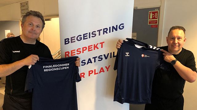 Helge Kvalø/Håvard Hugås (Fet/Langhus), dømte finalen i kvinner 3.-4. divisjon mellom Ellingsrud og Nordstrand 3. Dommerutvikler: Erik Rolf Bakke Helge Kvalø/Håvard Hugås (Fet/Langhus), dømte finalen i kvinner 3.-4. divisjon mellom Ellingsrud og Nordstrand 3. Dommerutvikler: Erik Rolf Bakke