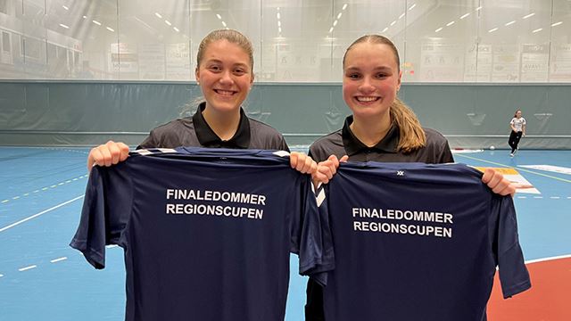Helene Mathiesen/Julia Tverraaen Moen (Skjetten), dømte finalen i J15 mellom Tune og Fjellhammer. Dommerutvikler: Tore Hubenthal (Ole Christian Fjeld var stedfortreder i finalen) Helene Mathiesen/Julia Tverraaen Moen (Skjetten), dømte finalen i J15 mellom Tune og Fjellhammer. Dommerutvikler: Tore Hubenthal (Ole Christian Fjeld var stedfortreder i finalen)