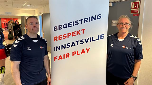 Tone Tveter/Kjetil Thane (Eidsvold IF/Raumnes & Årnes), dømte finalen i kvinner 5.-6. divisjon mellom Bjørndal og Skiptvet. Dommerutvikler: Svein Olafsen Tone Tveter/Kjetil Thane (Eidsvold IF/Raumnes & Årnes), dømte finalen i kvinner 5.-6. divisjon mellom Bjørndal og Skiptvet. Dommerutvikler: Svein Olafsen