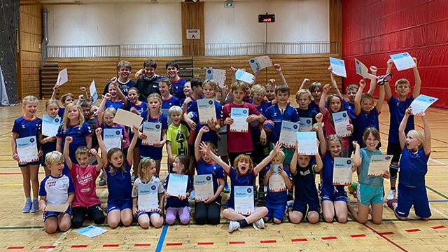 God stemning da diplomene ble delt ut i Kolbotn 2022 Kolbotn REMA 1000 Håndballskolen.jpg