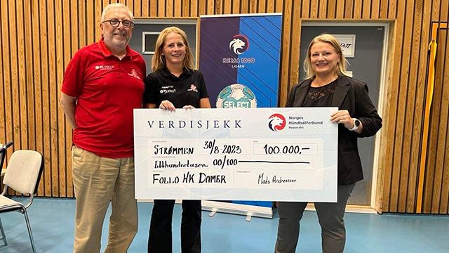 Hanne Skogli overrakte sjekken til Follo HK Damer 30. august 2023 2023_opprykk_FolloHkDamer.jpg