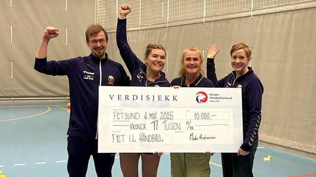 Styreleder Nikolai Stetzer Oldervik, Arrangøransvarlig Cathrine Lie, NHF Region Østs Anki Lian Spanic og Nestleder Lise Slettmo Falang-Petterson Sesongens arrangør 2425.jpg