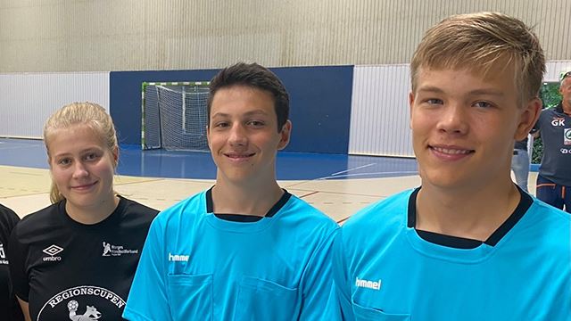 Dommerveileder Vilde Moe sammen med Alexander Marks og Magnus Solheim (Dommer 1) Ullern_Dommerarbeid i fokus_Magnus og Alexander.jpg