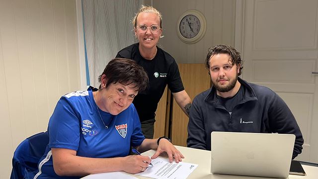 Borgen IL signerte kontrakten 20. juni 2023. Her sammen med klubbrådgiver Monica Berntsen Torp Klubbhuset_Borgen IL_Signering.jpg