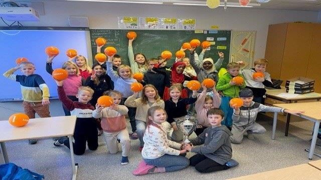Rugtvedt skole klasse 3A vant Kast ballen-konkurransen i regionen 2022 barnskole.jpg