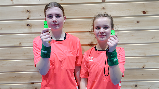 Diis-Eirin Moholt Kolsrud og Aurora Strasser Gjeldokk fra Ål IL er godt i gang med dommergjerningen. De er to unge dommertalenter som er på vei opp og fram. aurora og diis.png