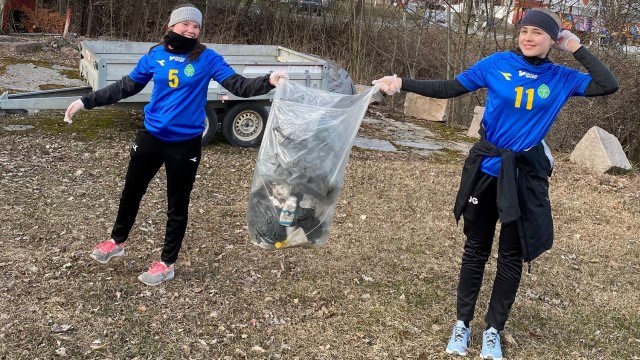 IBK Jentene plukker søppel.jpg