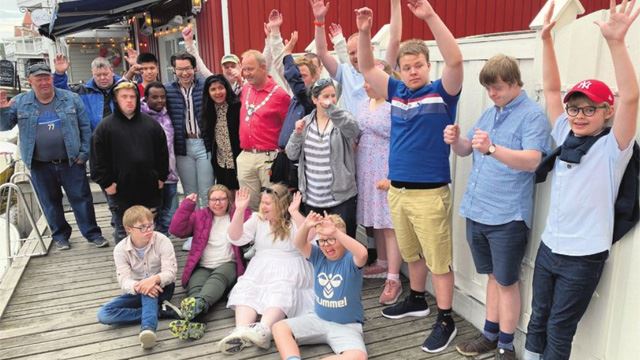 Kragerøs to TH-lag (tilrettelagt håndball) blir TV-serie på sosiale plattformer. Her ved den nylige sommeravslutningen. Serien skal sannsynligvis legges ut rundt nyttårstider. Foto: Privat kragerø th.jpg