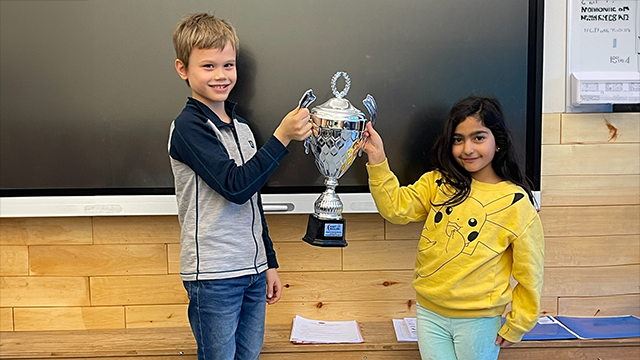 Aksel og Ruya Regional vinner Træleborg skole Kast ballen.png