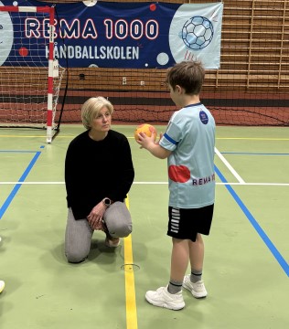 06 En interressert ordfører får forklart de viktigste prinsippene for håndball.jpeg