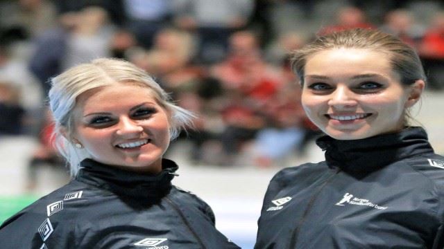 SATSER PÅ DOMMERKARRIERE: Carina Pettersen (24 år, t.v.) fra Vennesla og Charlotte Husomanović (23) fra Kristiansand ble kåret til «Årets dommerpar» i region sørvest etter forige sesong. Onsdag dømte de to AK8-dommerne NM-kamp for herrer mellom KIF og ØIF Arendal. De håper det skal bli flere herrekamper fremover. FOTO: Finn Sverre Lislevand Carina og Charlotte .jpg