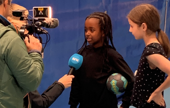 NRK Rogaland var på plass flere timer og gjorde opptak for radio og TV. Kast Ballen NRK Rogaland 563 x 360.png