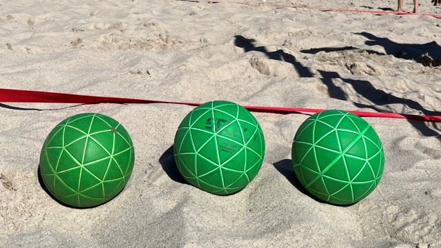 Illustrasjonsfoto Beachhåndballer-3 grønne.jpeg