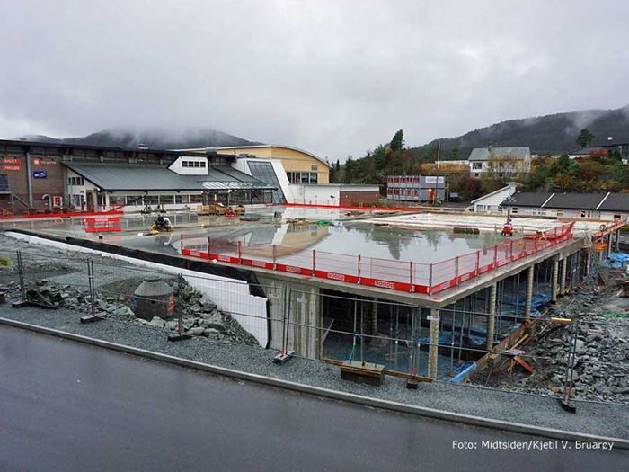 Den nye hallen skal være over garasjeanlegget. Foto: Midtsiden/Kjetil V. Bruarøy 20171027_Oshallen_ny_900.jpg