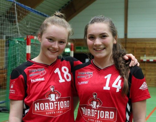 Stryn 3.div - Jenny Løvdal Stauri og Jenny Vik Skrede.JPG