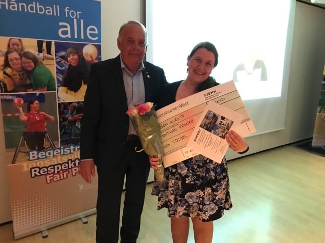 Årets ildsjel 2017 - Elin S. Hinriksson og prisutdeler Arne Haugervaag Årets ildsjel 2017.JPG