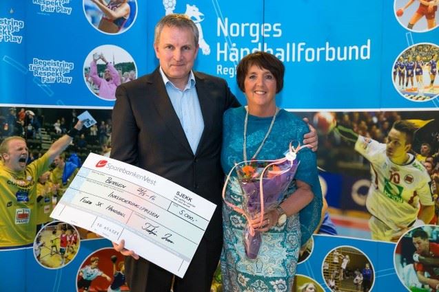 Florø SPK fikk i 2016 Inkluderingsprisen, f.v. Morten Mortensen og Ruth Sølvi Helland Florø SPK - Inkluderingspris 2015 - 6.jpg