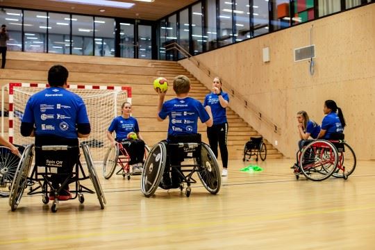 Trenerne for Follo HK sitt rullestolhåndballag, Susanne Utgård og Helene Utgård, ledet en lærerik og gøy håndballøkt. Fotograf: Tove Lise Mossestad BB2R0409-1.jpg