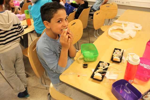 Elever på Vamyra skole smaker sushi fra Lerøy Seafood Lerøydagen Vadmyra skole